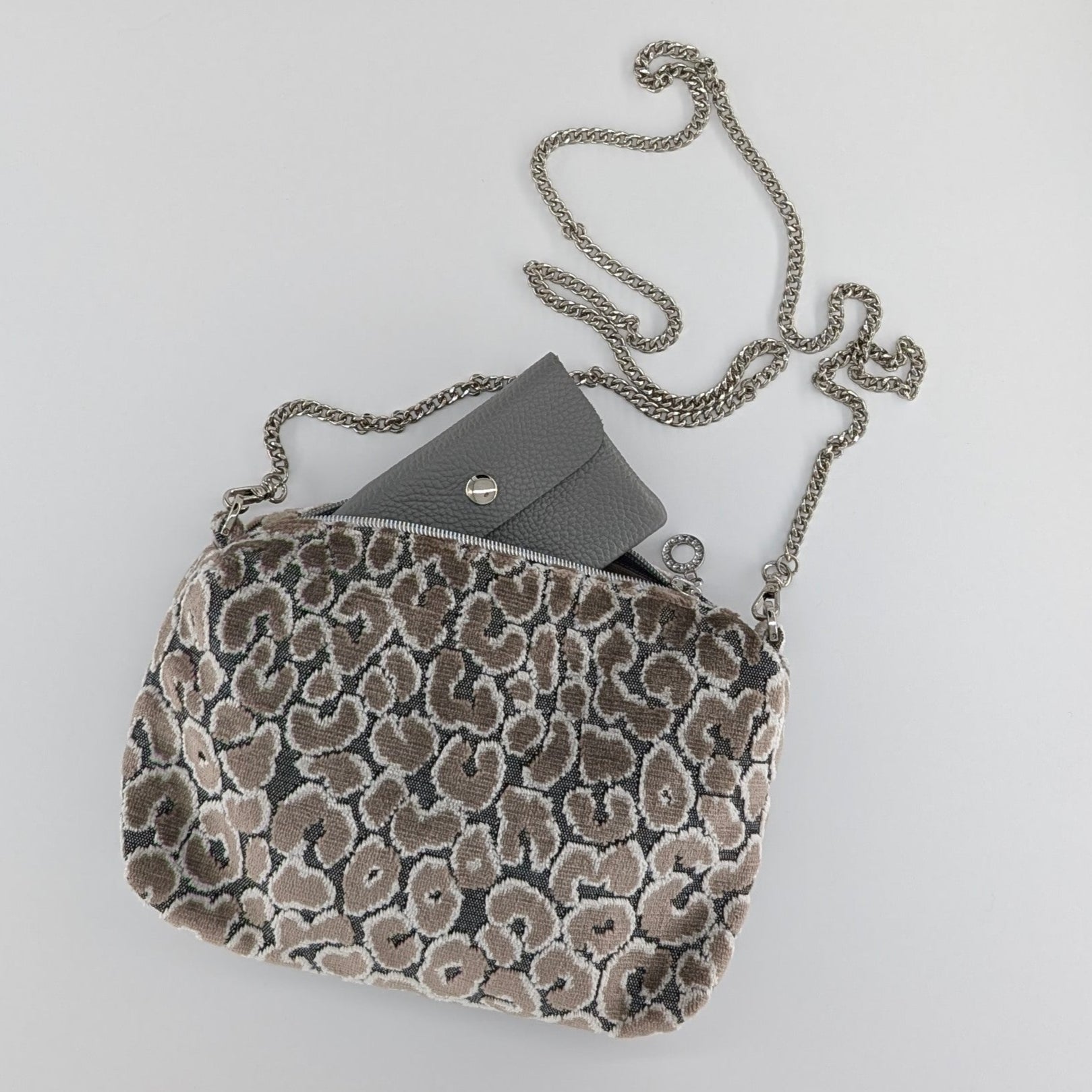 Kleine Leo Schultertäschchen mit eine silberne Kette
