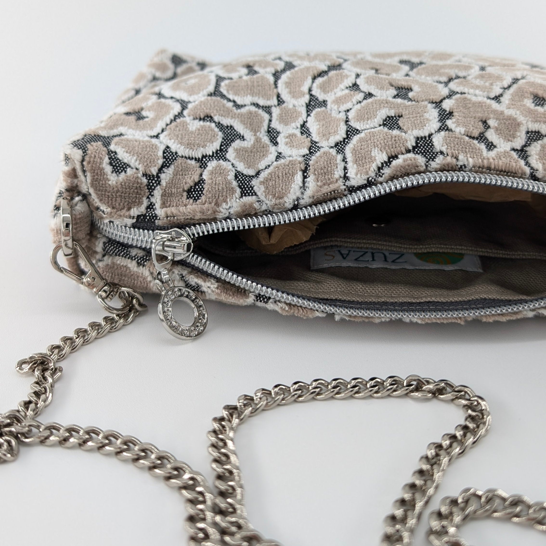 Kleine Leo Schultertäschchen mit eine silberne Kette von innen